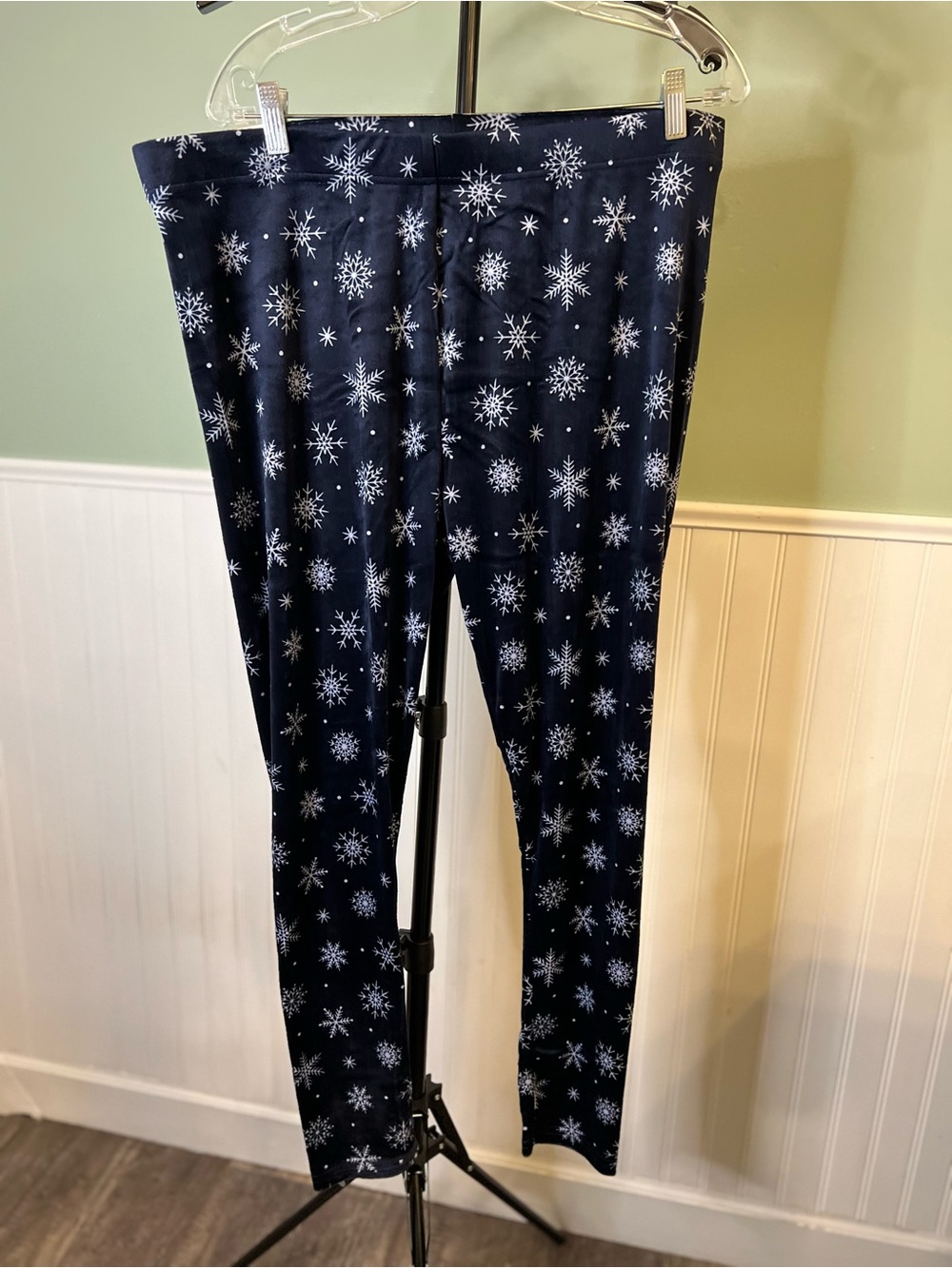 NEW- Serra Navy Ultra Plush Leggings with White Snowflake Print. Size XL